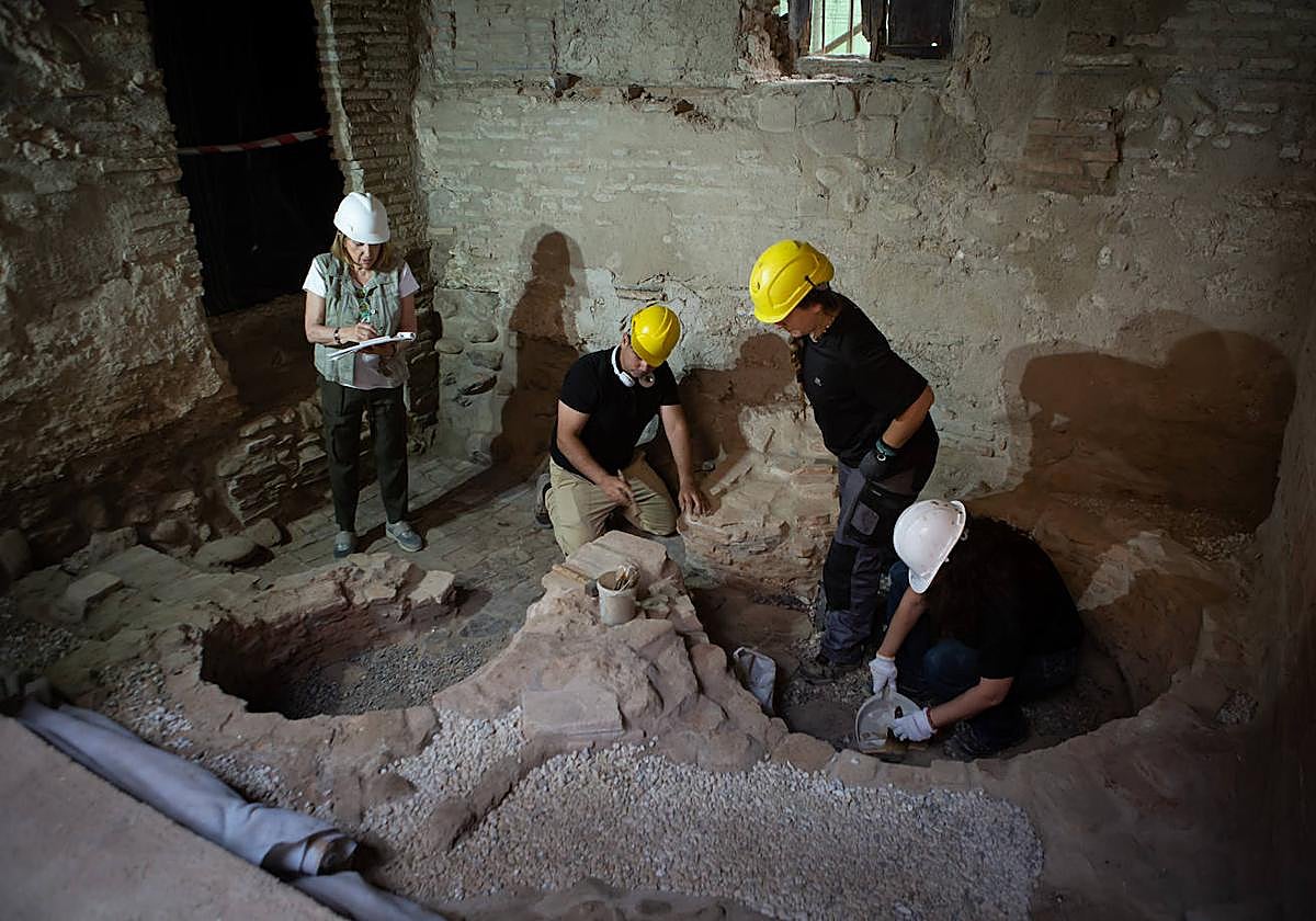 Loreto Gallegos, Amjad Suliman, Marina Oliveri y María José Bonet, trabajando en el los hornos.