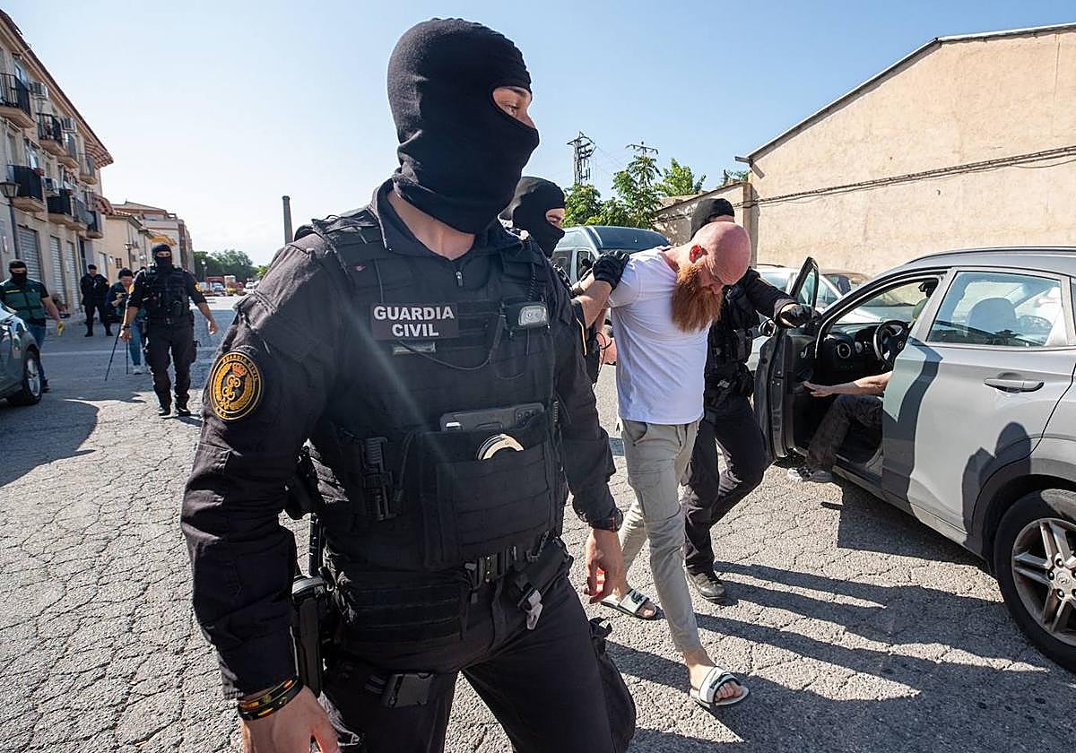 Agentes de la Guardia Civil en el momento de la detención a un hombre en Atarfe este martes.