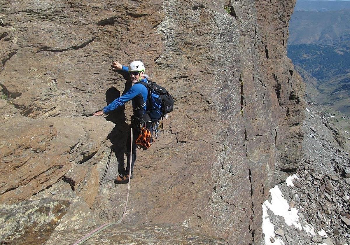 Sebastián Álvaro escala una montaña durante una expedición.