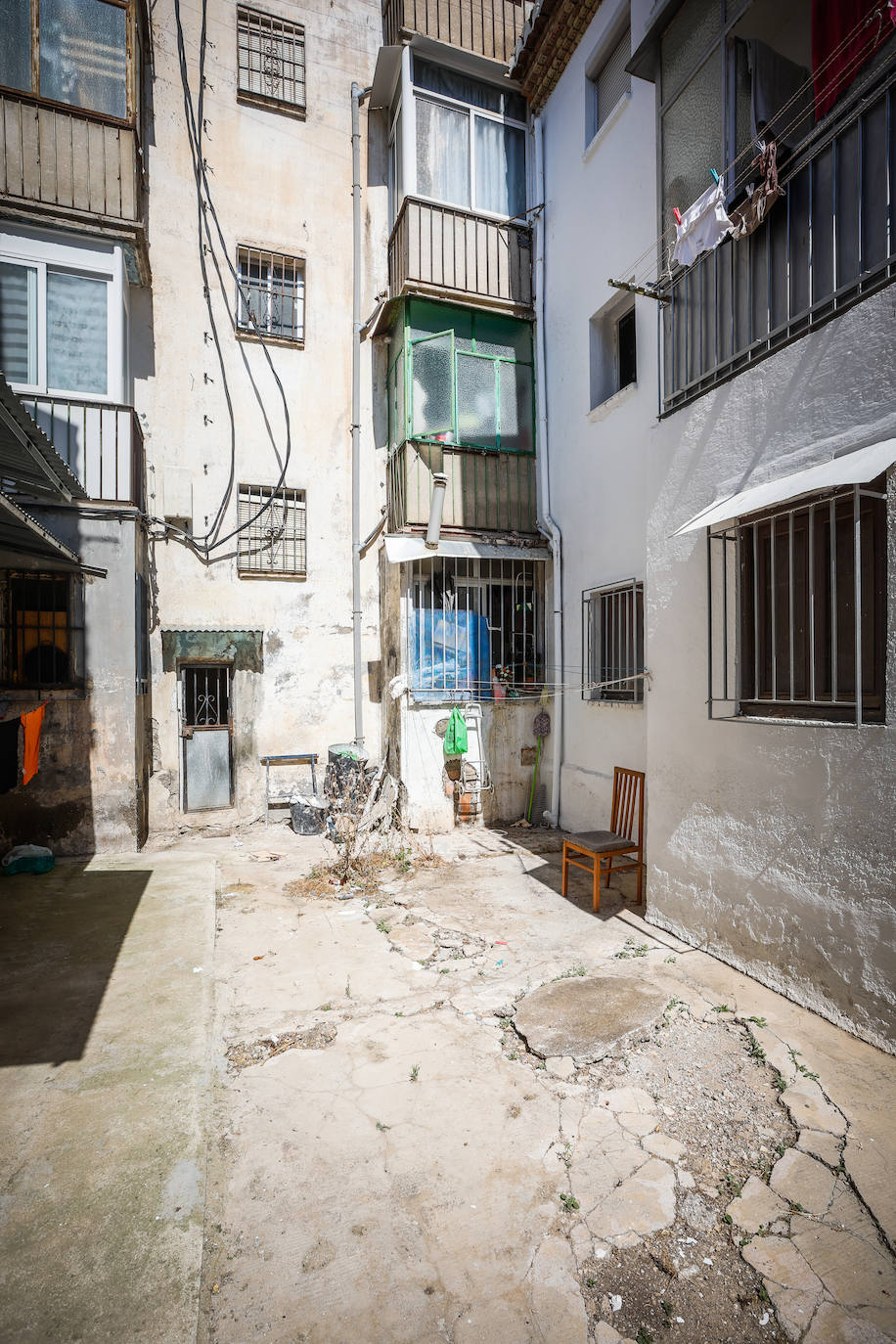 Imagen principal - Patios, suelos y fachadas de edificios de la calle Cataluña, en el entorno de Santa Adela.