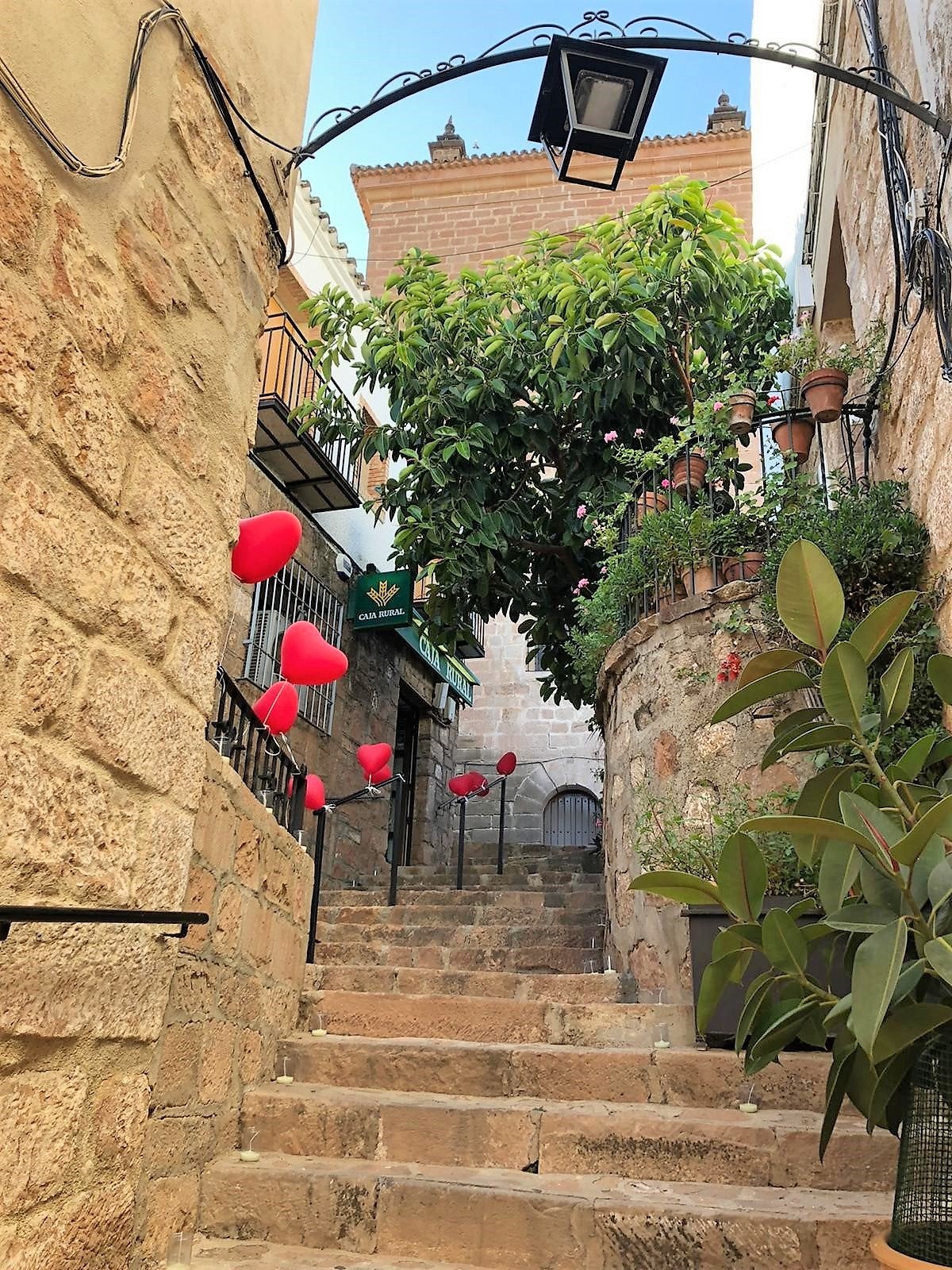 Una de las calles de la localidad está decorada para la ocasión.