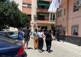 Vecinos observan la vivienda afectada en la calle Tulipán de Granada.