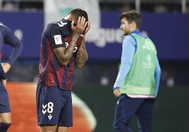 Matheus Pereira, futbolista del Eibar, se lleva las manos a la cabeza.