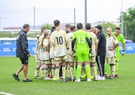 Los jugadores del Granada 'genuine' reciben instrucciones.