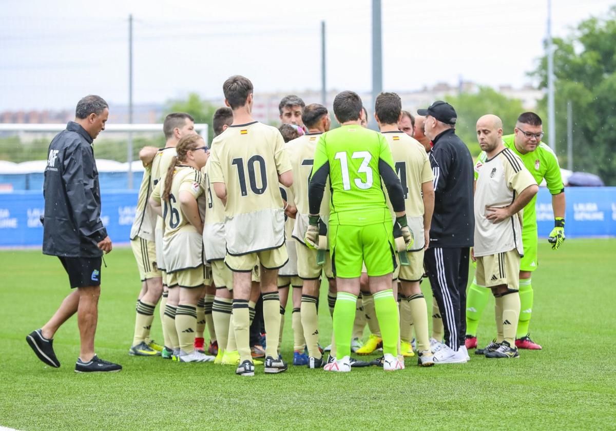 Los jugadores del Granada 'genuine' reciben instrucciones.