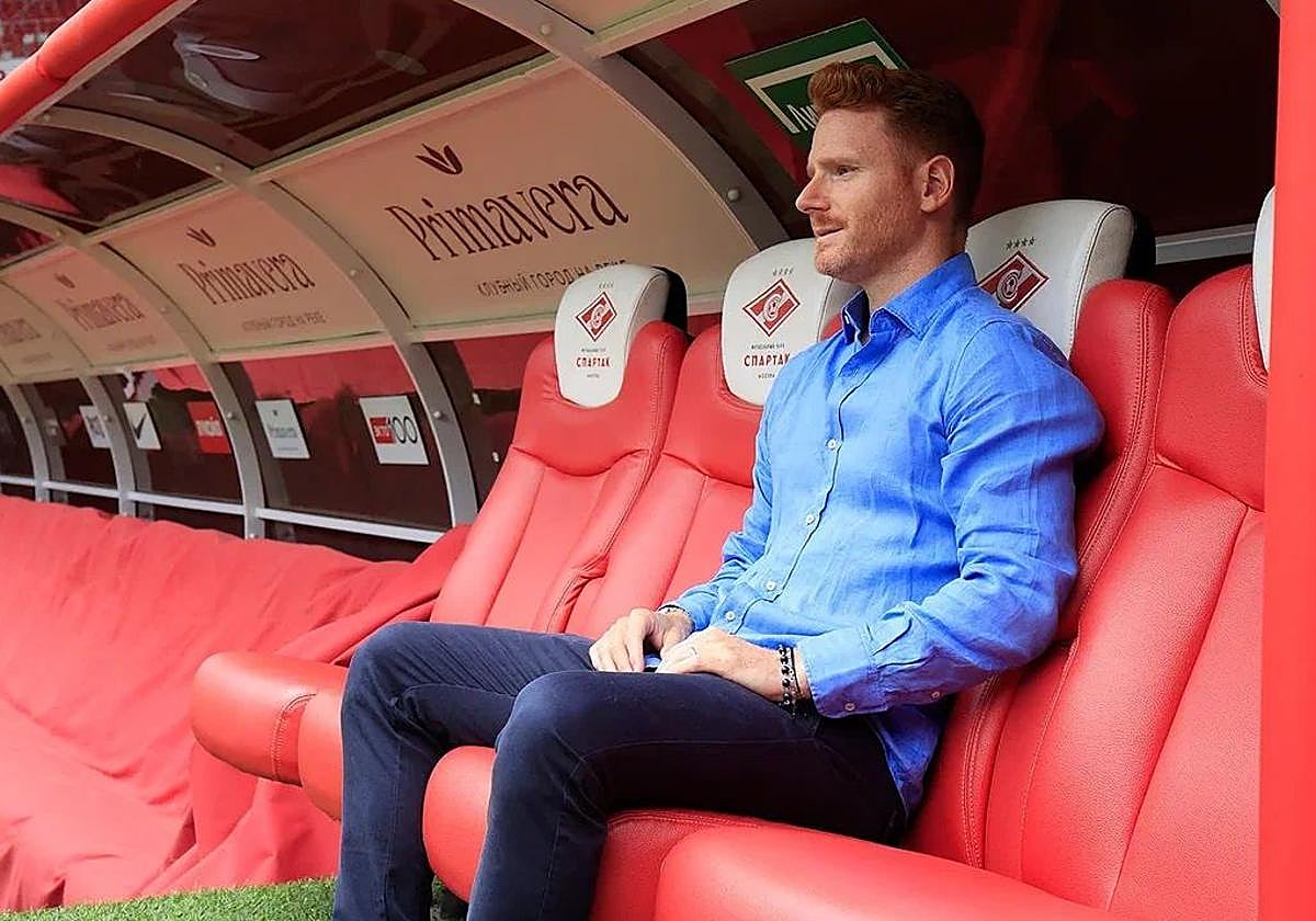 Guille Abascal toma asiento en el banquillo del estadio del Spartak de Moscú, su último equipo.