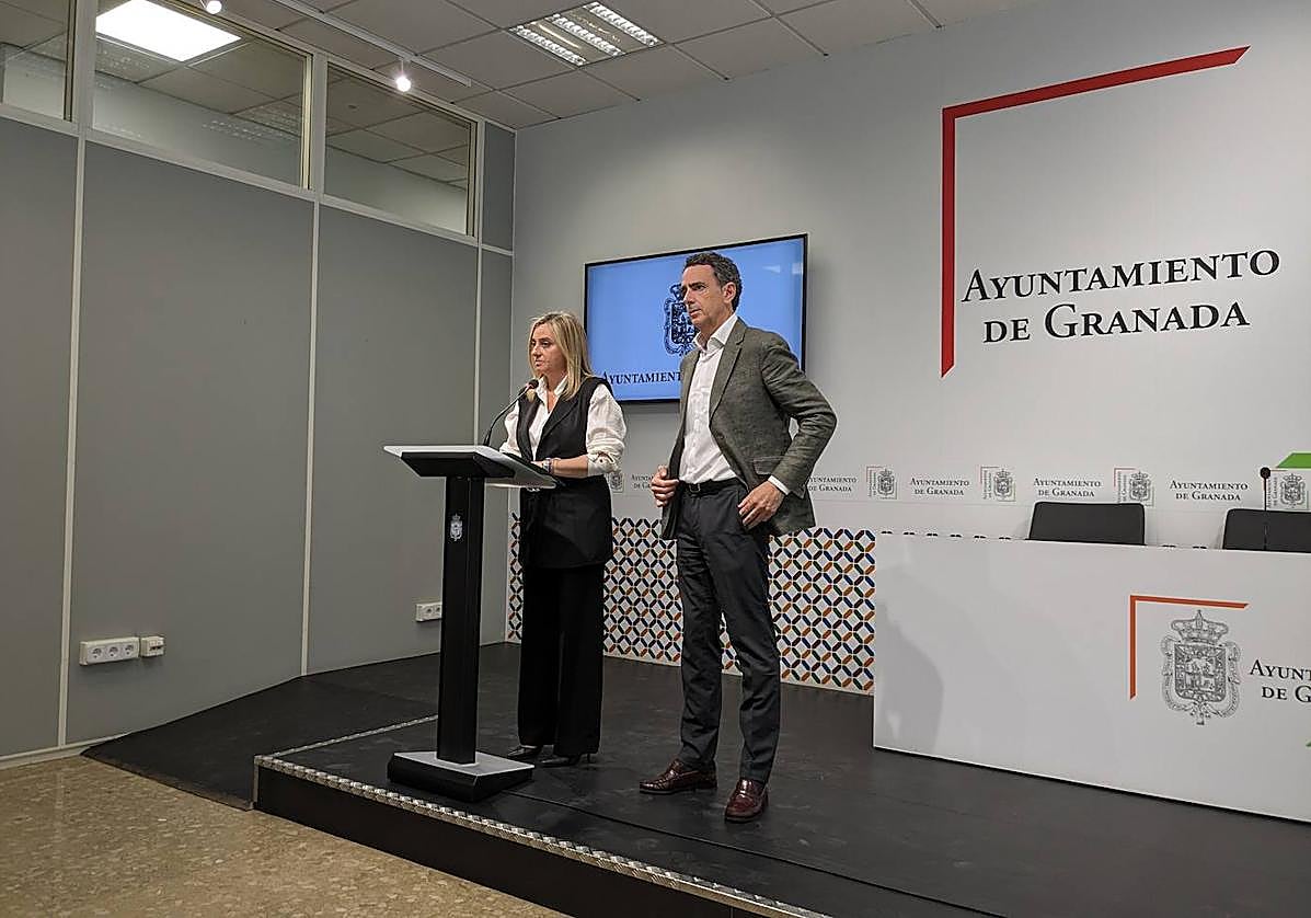 La alcaldesa de Granada, Marifrán Carazo, y el edil de Urbanismo, Enrique Catalina, este jueves.