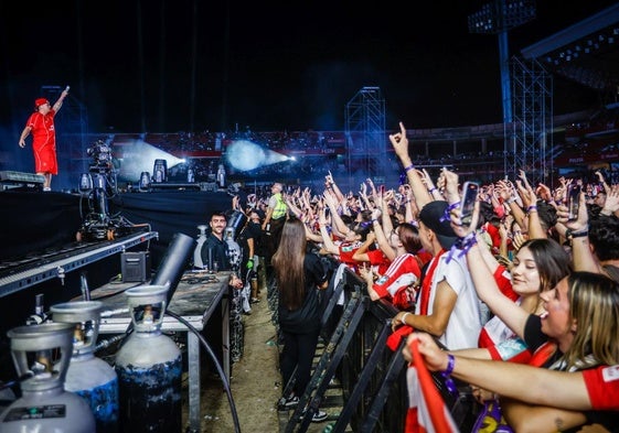 Miles de personas ataviadas con camisetas del Granada aclaman a Saiko durante uno de sus dos conciertos en Los Cármenes.