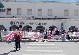 Personas que han participado en la marcha a su llegada a Linares-Baeza.