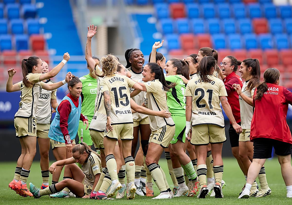 Las jugadoras del Granada celebran la permanencia en la Liga F.