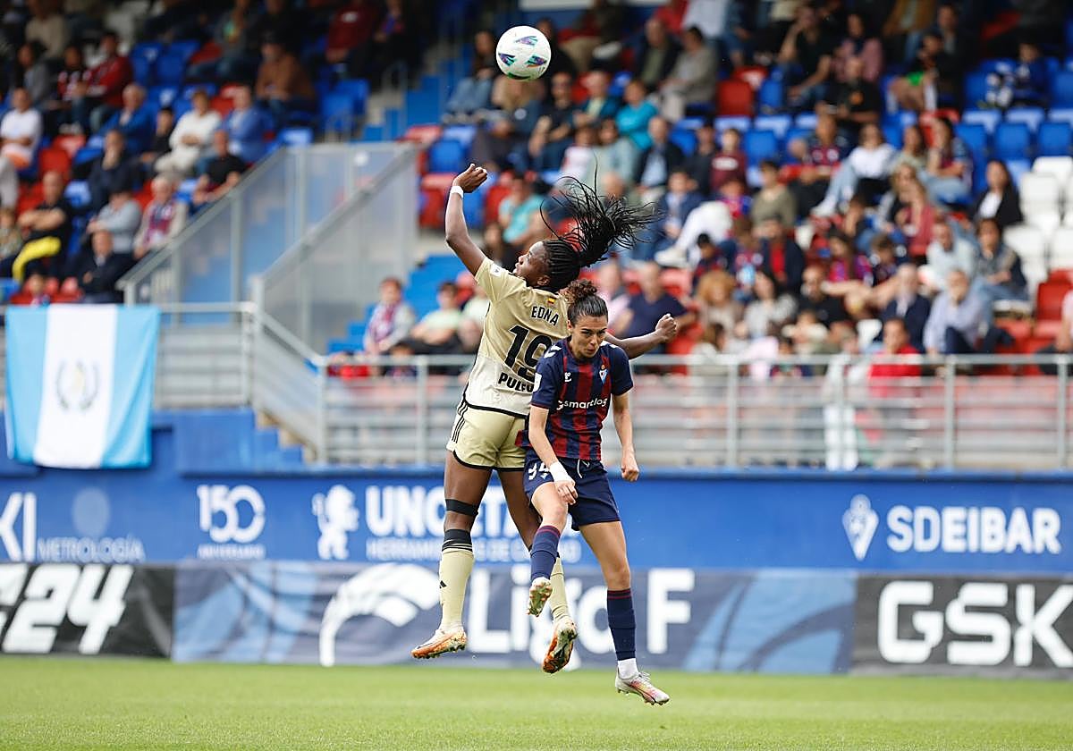 Edna trata de cabecear en una acción del encuentro ante el Eibar.