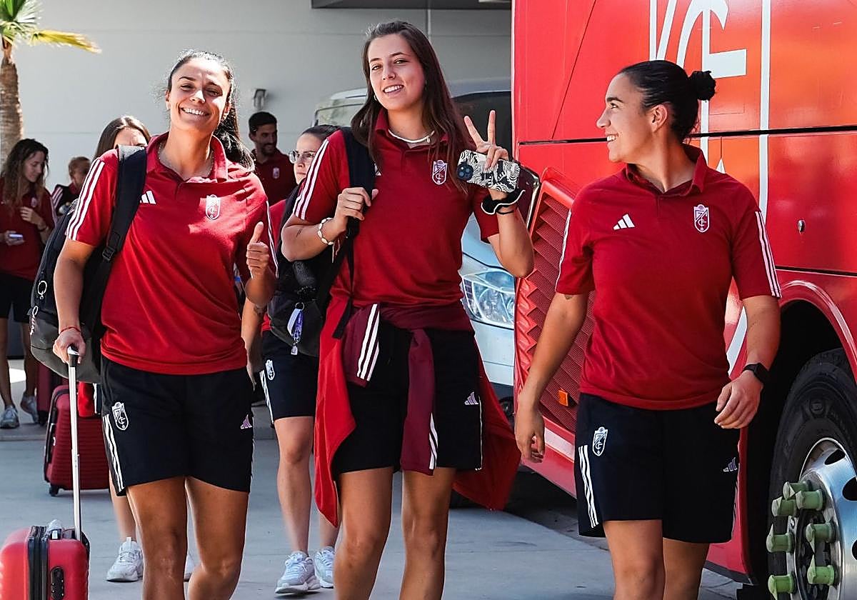 Varias de las futbolistas del Granada femenino, antes de viajar hacia Eibar.