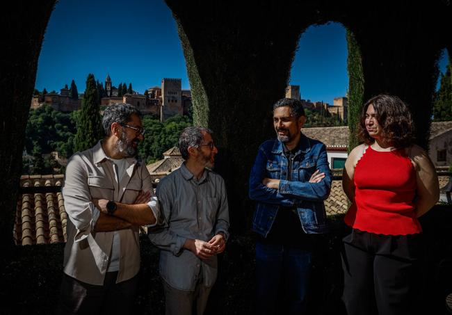 El equipo del ciclo charla en el jardín del Carmen de la Victoria donde se proyectarán las distitnas películas.