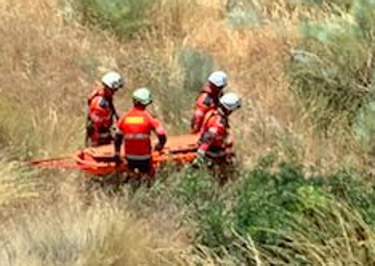 Imagen secundaria 1 - El coche se precipitó a un profundo barranco.