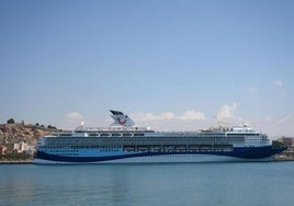 El Marella UK, uno de los cruceros de lujo amarrados a los muelles de Almería esta semana.