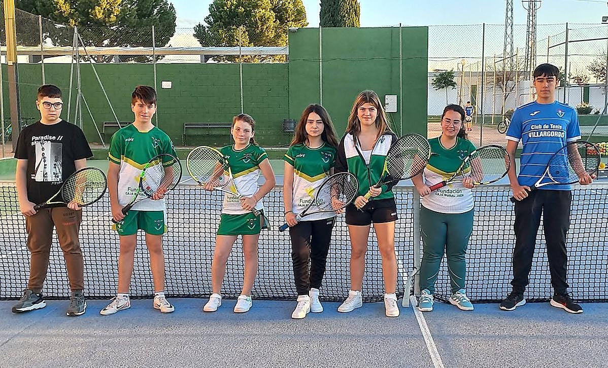 Imagen principal - La promoción del tenis en Villargordo sigue creciendo