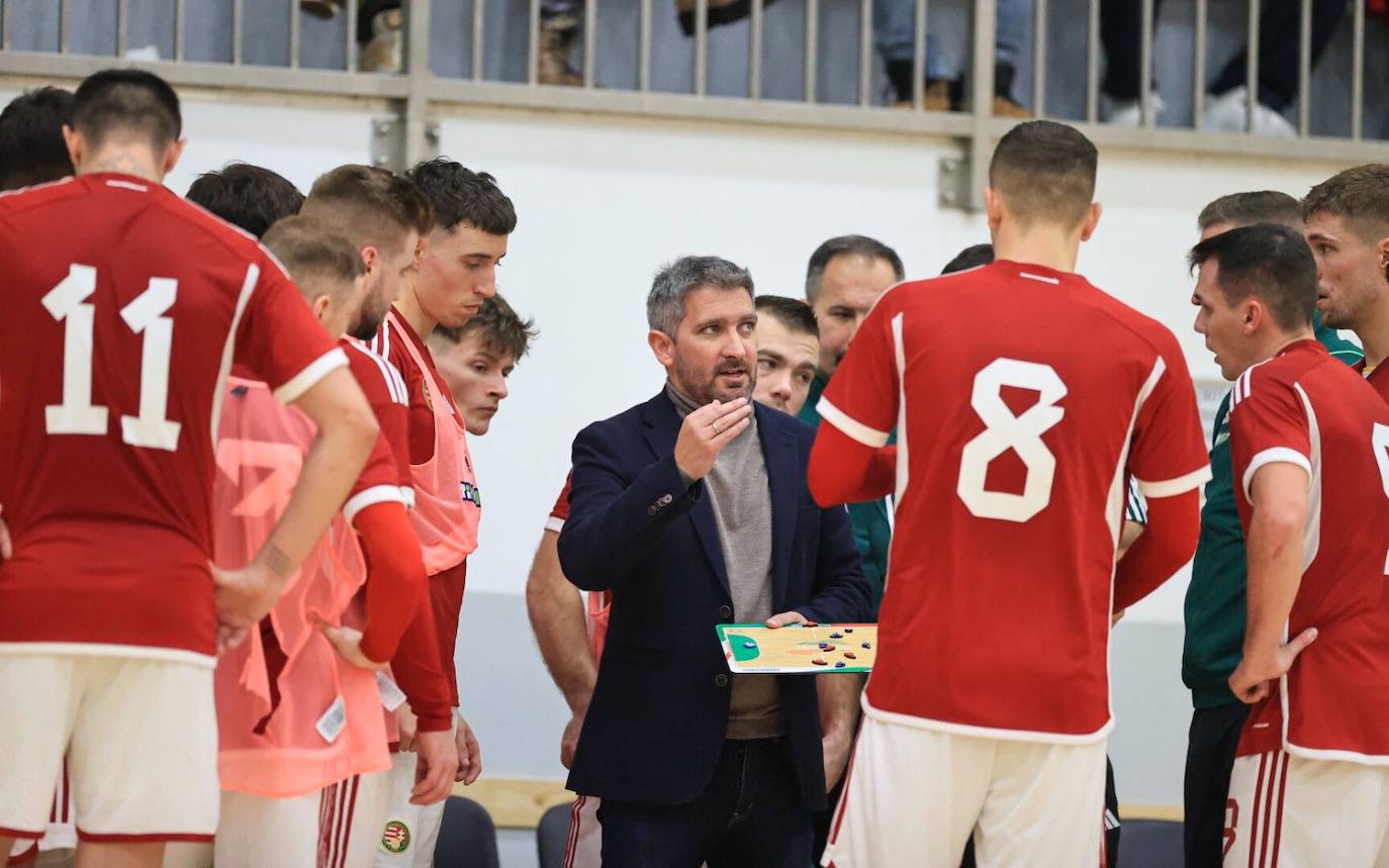 El entrenadior almeriense cumple cinco años en Hungría