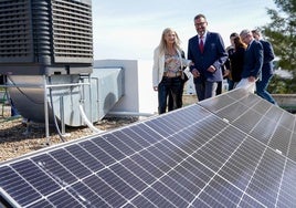 La consejera de Desarrollo Educativo, Patricia de Pozo, visita las instalaciones de climatización en un colegio.