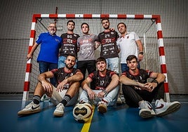 Parte de la plantilla del BM Ciudad de Granada, en el pabellón de La Chana.