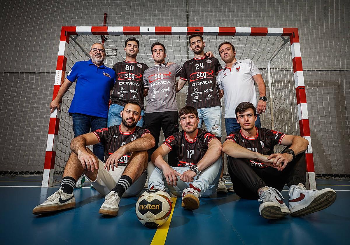 Parte de la plantilla del BM Ciudad de Granada, en el pabellón de La Chana.