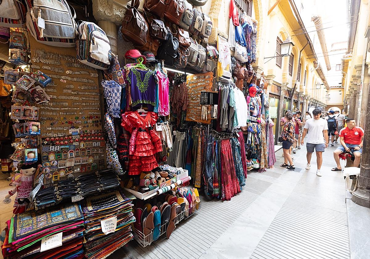 Comercios de souvernis en el centro de Granada