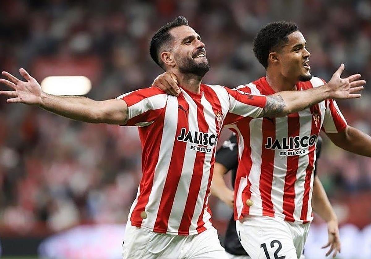 Pablo Insua celebra un gol con el Sporting.