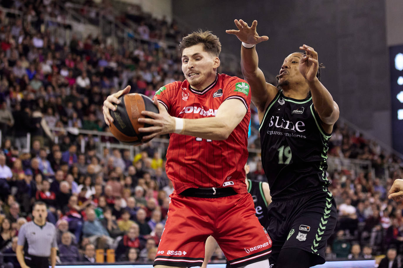 Rebote de David Kramer ante Surne Bilbao.