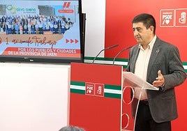 El secretario general del PSOE, Paco Reyes, durante la rueda de prensa.