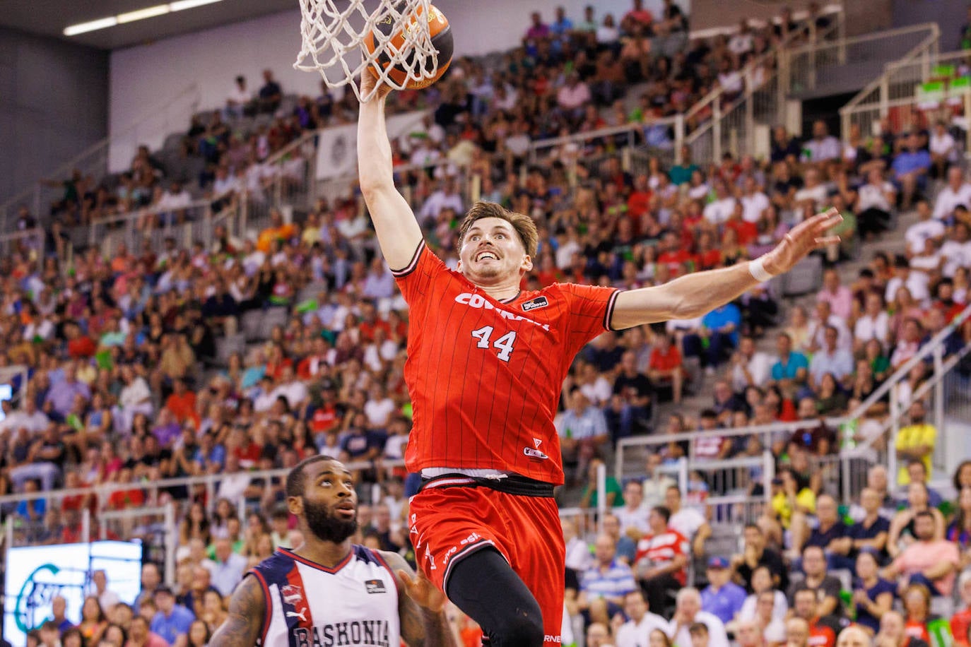 David Kramer convierte un mate ante el Baskonia.