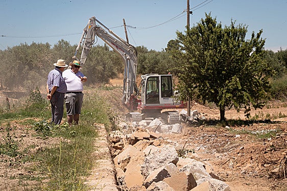 Agricultores de Láchar frente a las obras del Canal del Conde