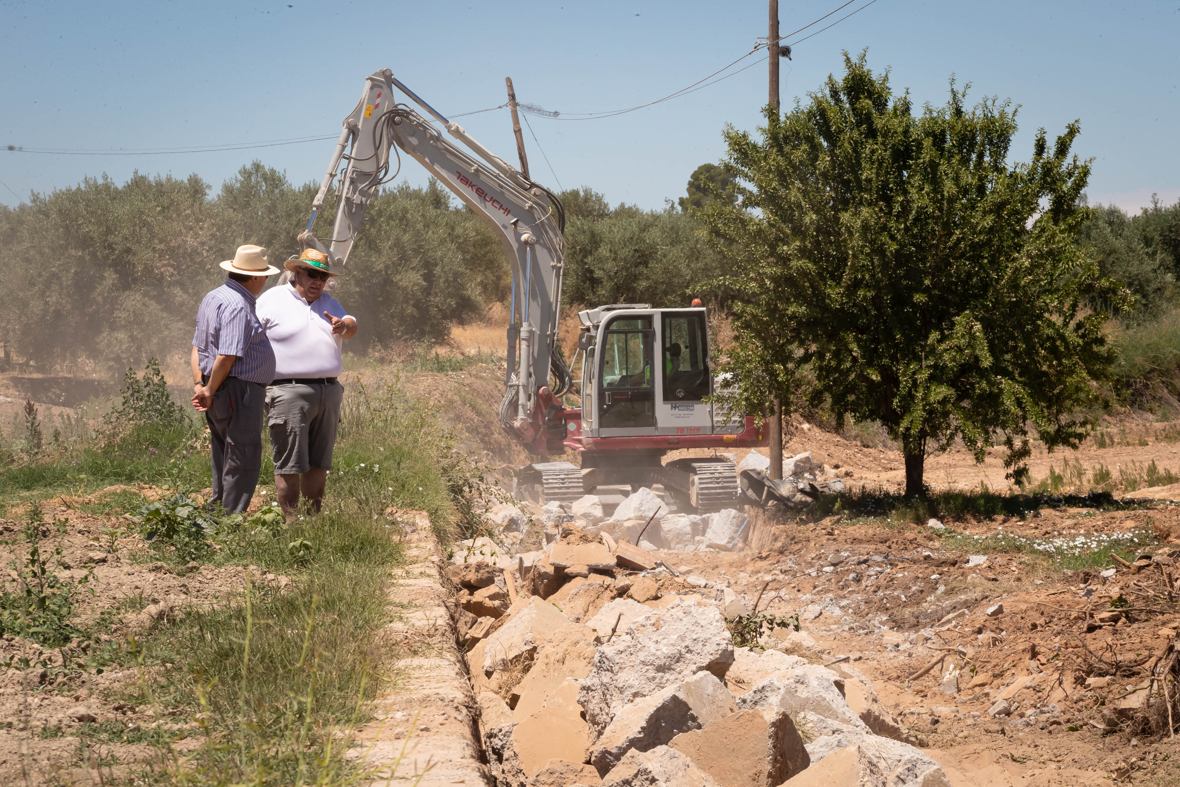 Agricultores de Láchar frente a las obras del Canal del Conde