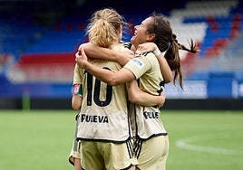 Las futbolistas del Granada celebran la permanencia en Ipurua.