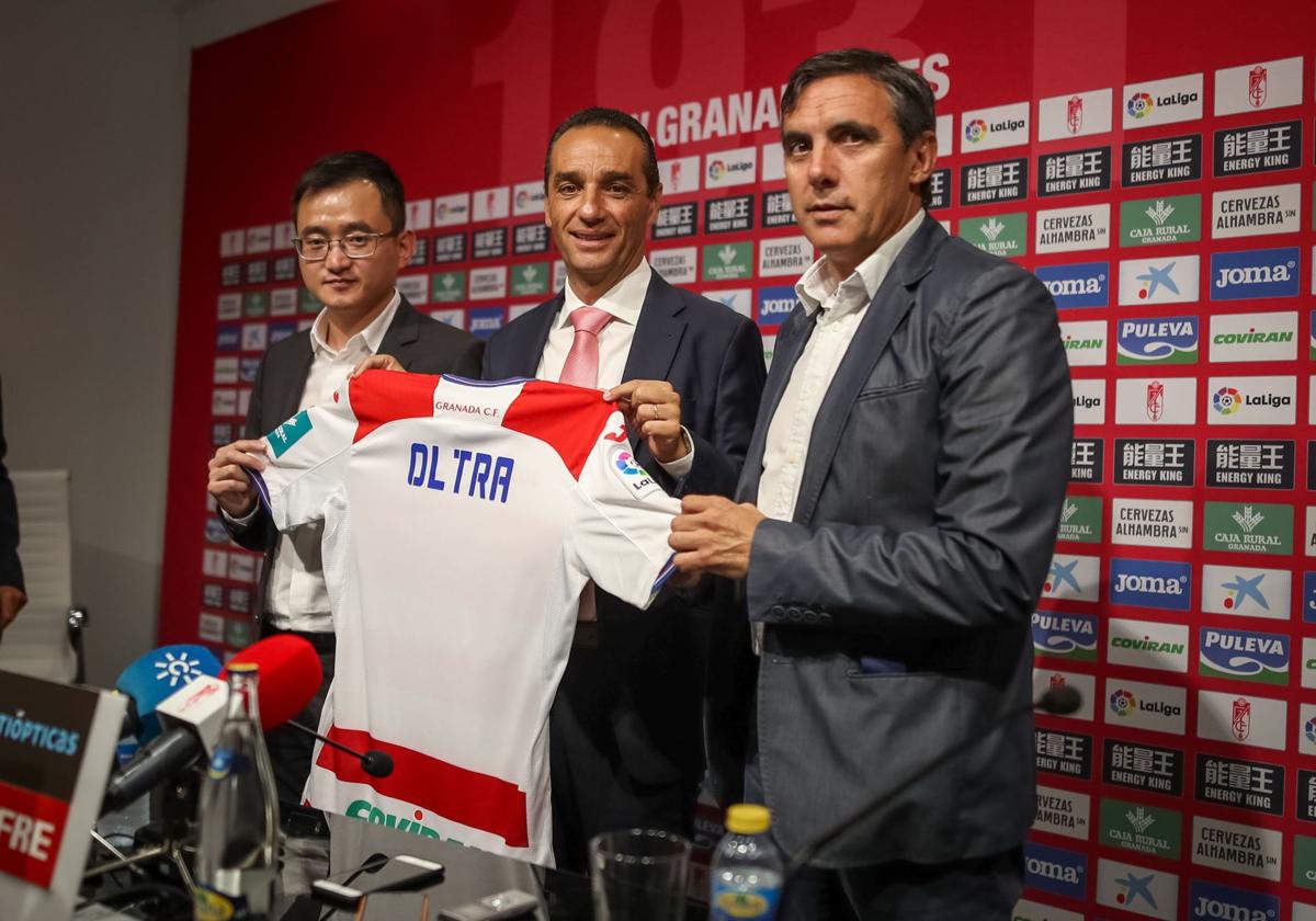 El expresidente John Jiang, José Luis Oltra y el exdirector deportivo Manolo Salvador, en la presentación del técnico con el Granada.