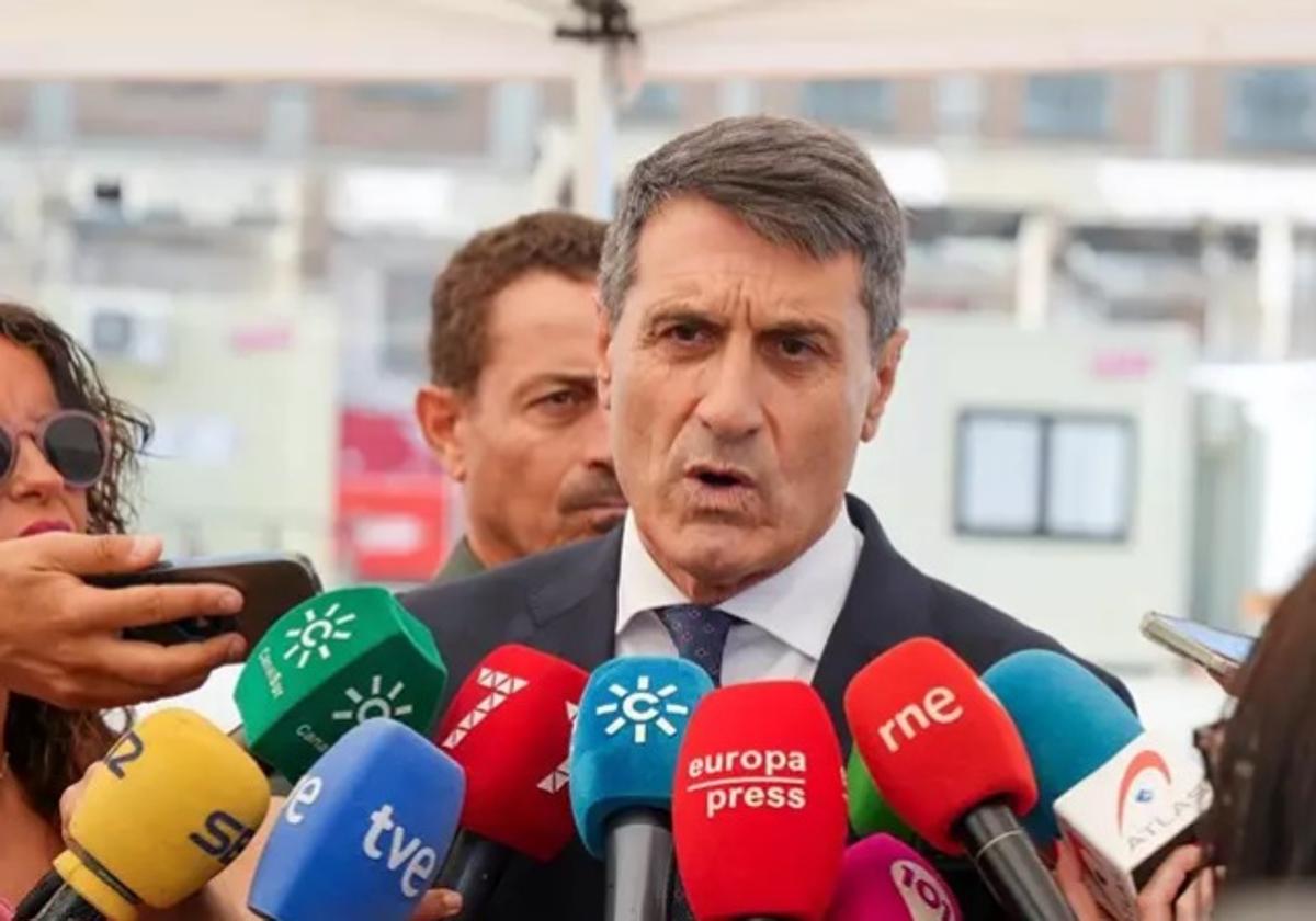 El delegado del Gobierno de España en Andalucía, Pedro Fernández, en una atención a medios.