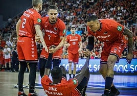 Rousselle, Bamforth y Wiley ayudan a levantarse a Malik Dime, con Tomàs al fondo.