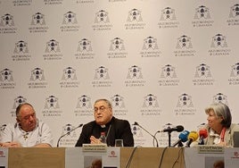 El delegado episcopal, Alfonso Marín; el arzobispo de Granada, José María Gil Tamayo y la directora de Cáritas Diocesana de Granada, Luisa María Maeso, en la presentación de la memoria anual de Cáritas.