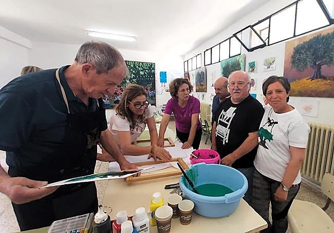 Los pintores en el taller de artes plásticas.