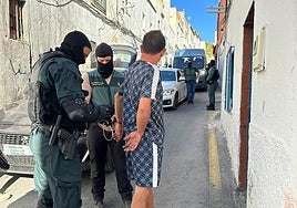 Momento de una de las detenciones realizadas por la Guardia Civil.