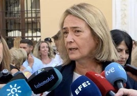 La alcaldesa de Motril, Luisa García Chamorro, atiende a los medios en imagen de archivo.