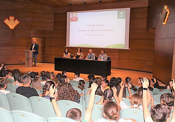 Un grupo de los escolares premiados por Caja Rural.