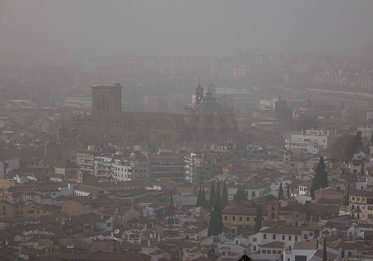 La DANA trae un «fuerte bajón térmico» y un nuevo episodio de calima a Andalucía.