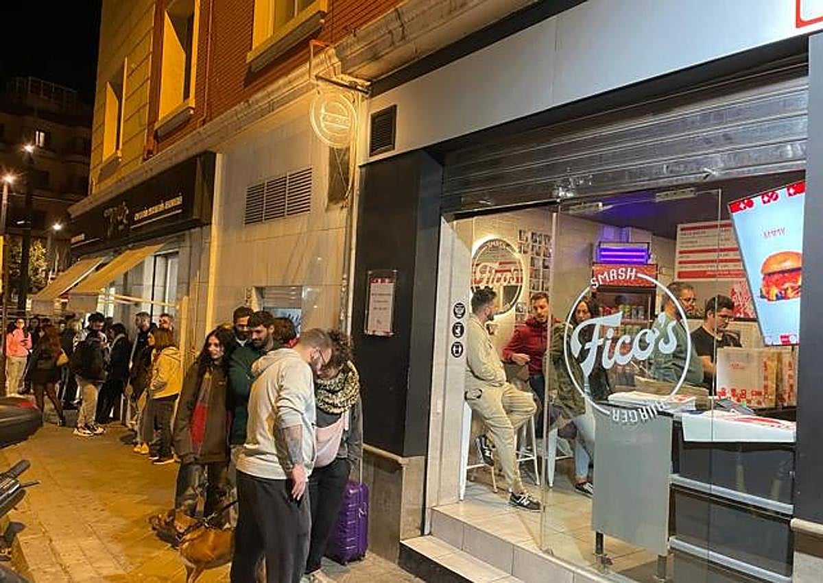 Imagen secundaria 1 - Colas enormes en un pequeño bar de Granada por sus 200 hamburguesas aplastadas al día