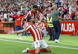 Pablo Insua celebra un gol con el Sporting.