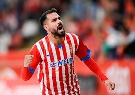 Pablo Insua celebra un gol con el Sporting en una temporada anterior.