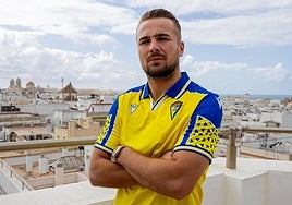 Javi Ontiveros luce la camiseta de su nuevo equipo.