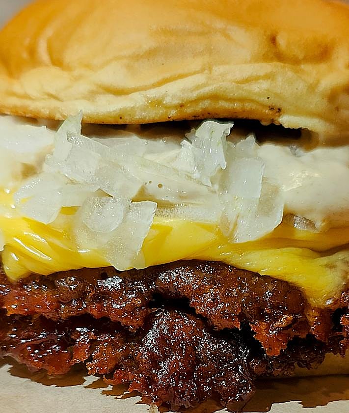 Imagen secundaria 2 - Colas enormes en un pequeño bar de Granada por sus 200 hamburguesas aplastadas al día