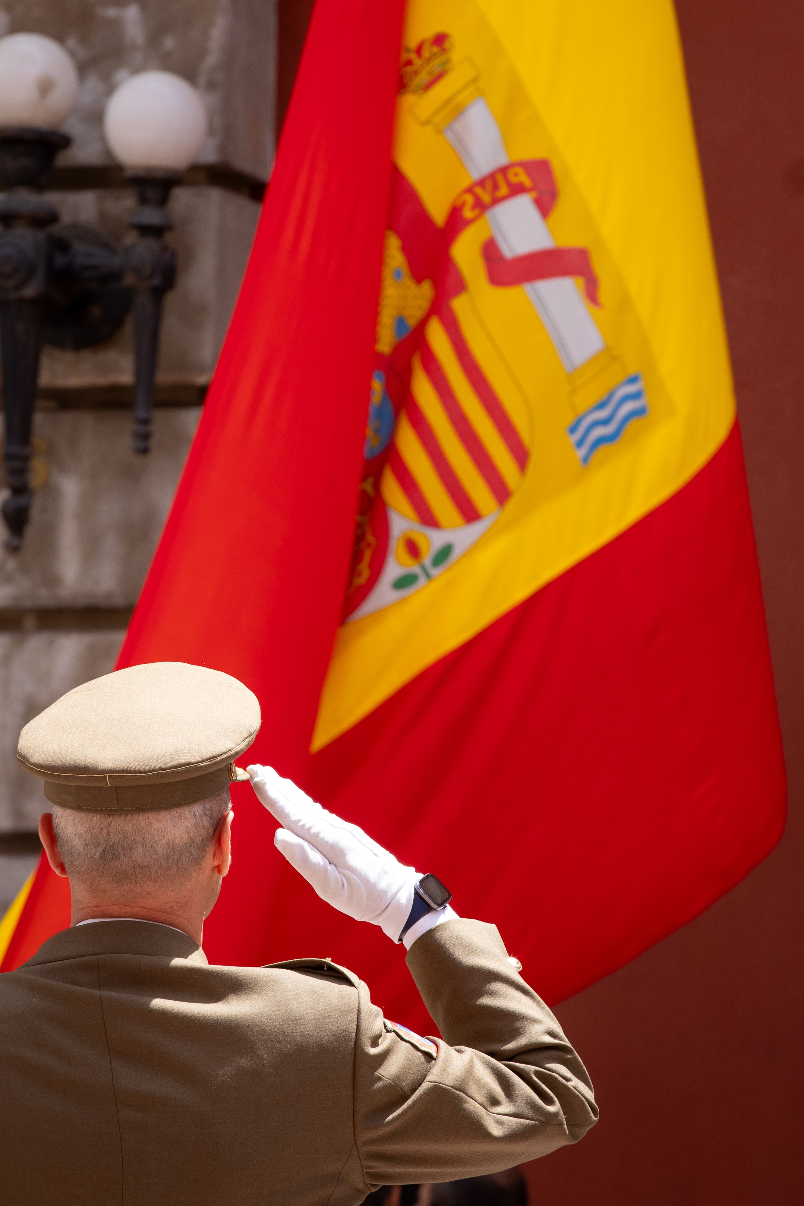 Imagen secundaria 2 - El Madoc iza la bandera española en Granada en honor al rey Felipe VI