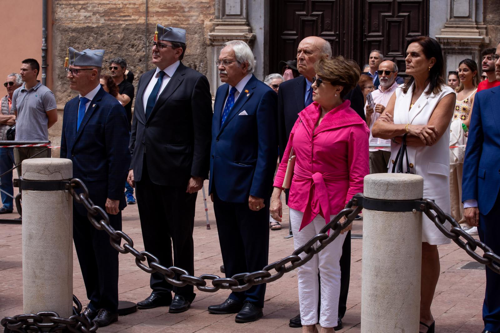 Imagen secundaria 2 - El Madoc iza la bandera española en Granada en honor al rey Felipe VI