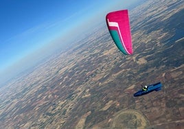 José Jiménez Belda dirige su parapente.