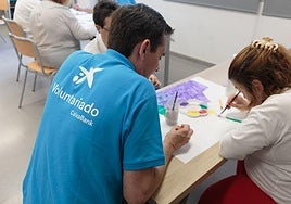 Uno de los voluntarios de CaixaBank en una actividad.